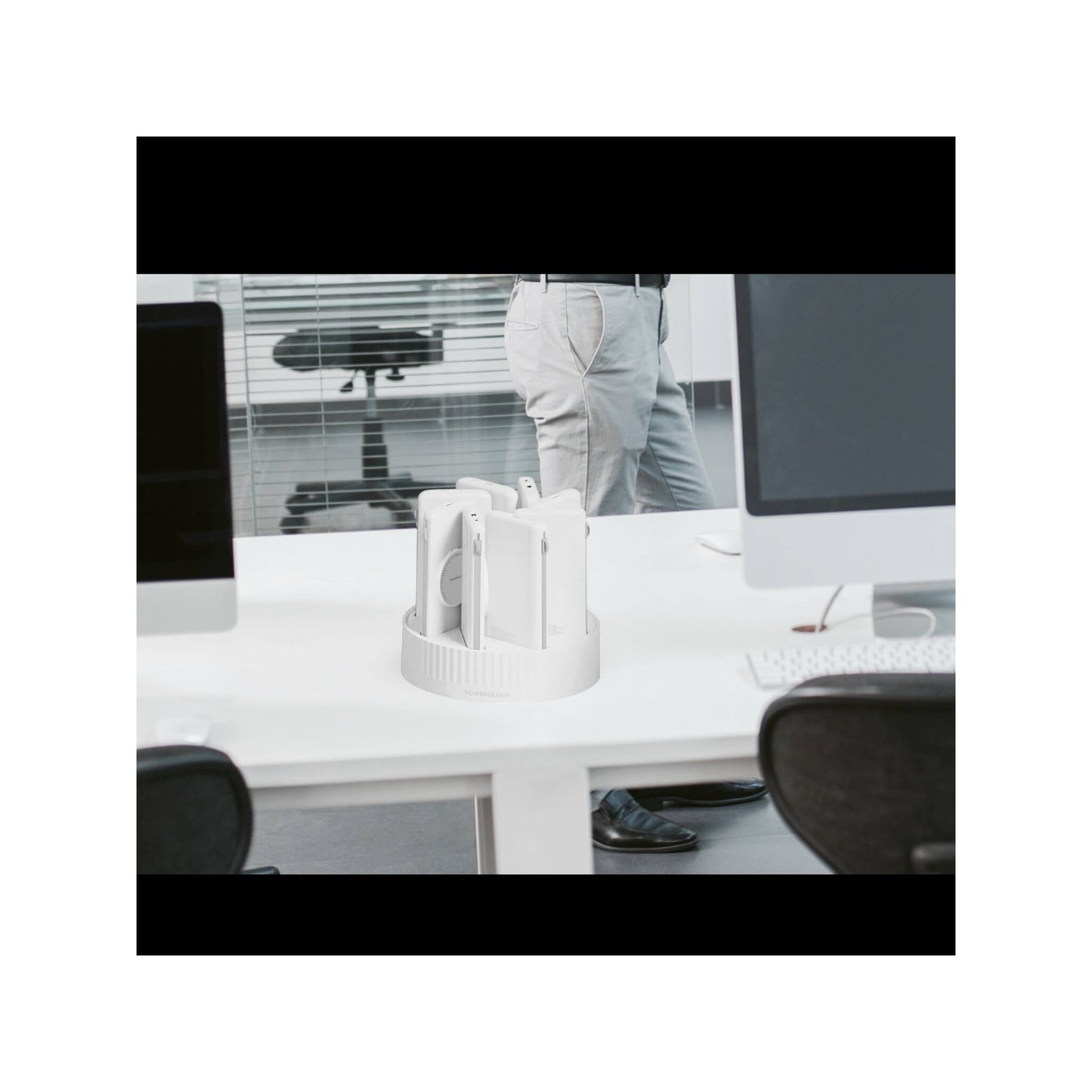 متوافقة مع ماج سيف، باللون الأبيض، حل فعال ومحمول لشحن عدة أجهزة، متوفرة لدىاكس ستور في قطر.