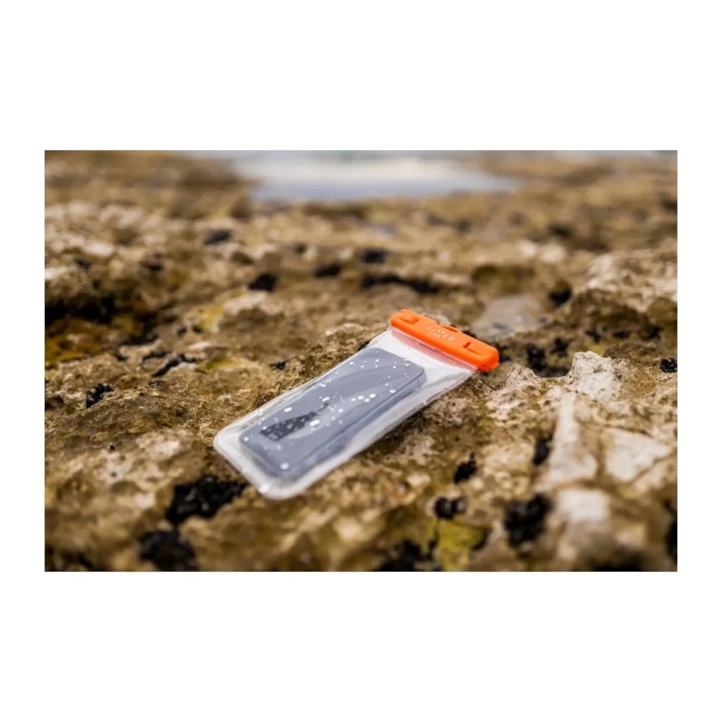 Get FIXED Float Waterproof Case for Smartphones from xStore.qa in Qatar, Waterproof universal mobile phone case.