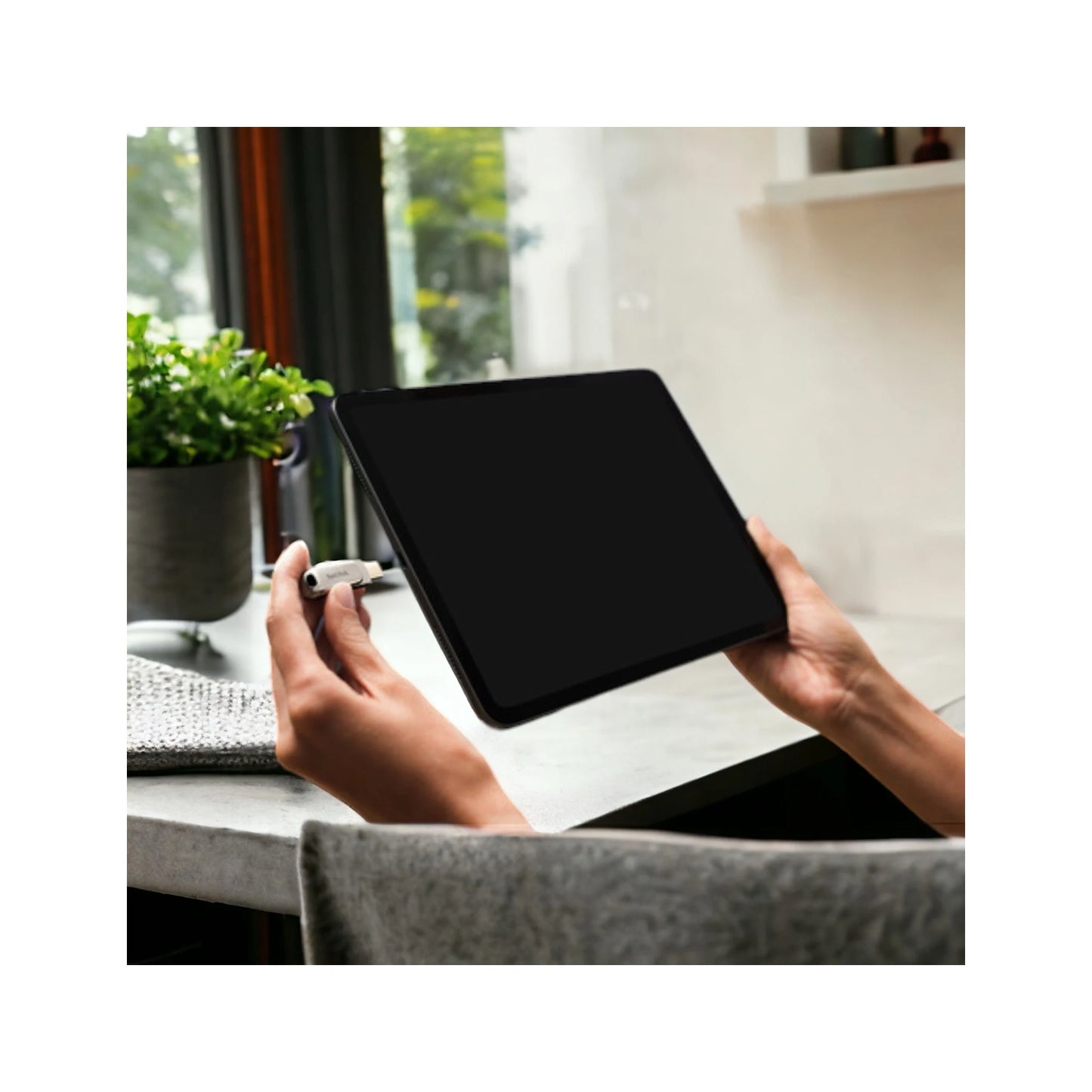 SanDisk Ultra Dual Drive Luxe USB Type-C a reversible USB Type-C & a traditional Type-A, available now from xStore.qa in Qatar.