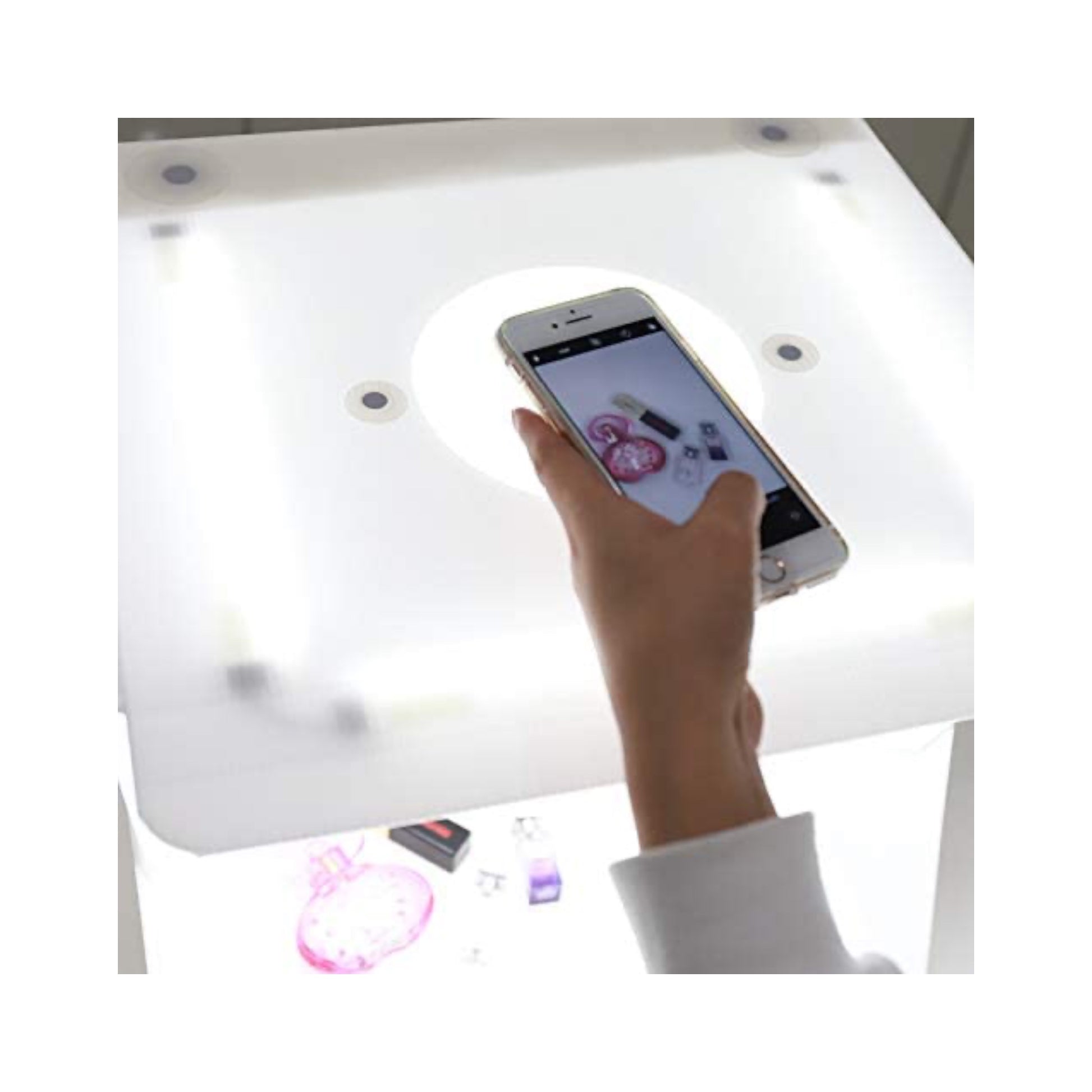 ‫احصل على استديو ORANGEMONKIE Foldio2 Plus من اكس ستور في قطر. إضاءة LED ثلاثية، قابل للطي، مثالي لتصوير احترافي للمنتجات. 