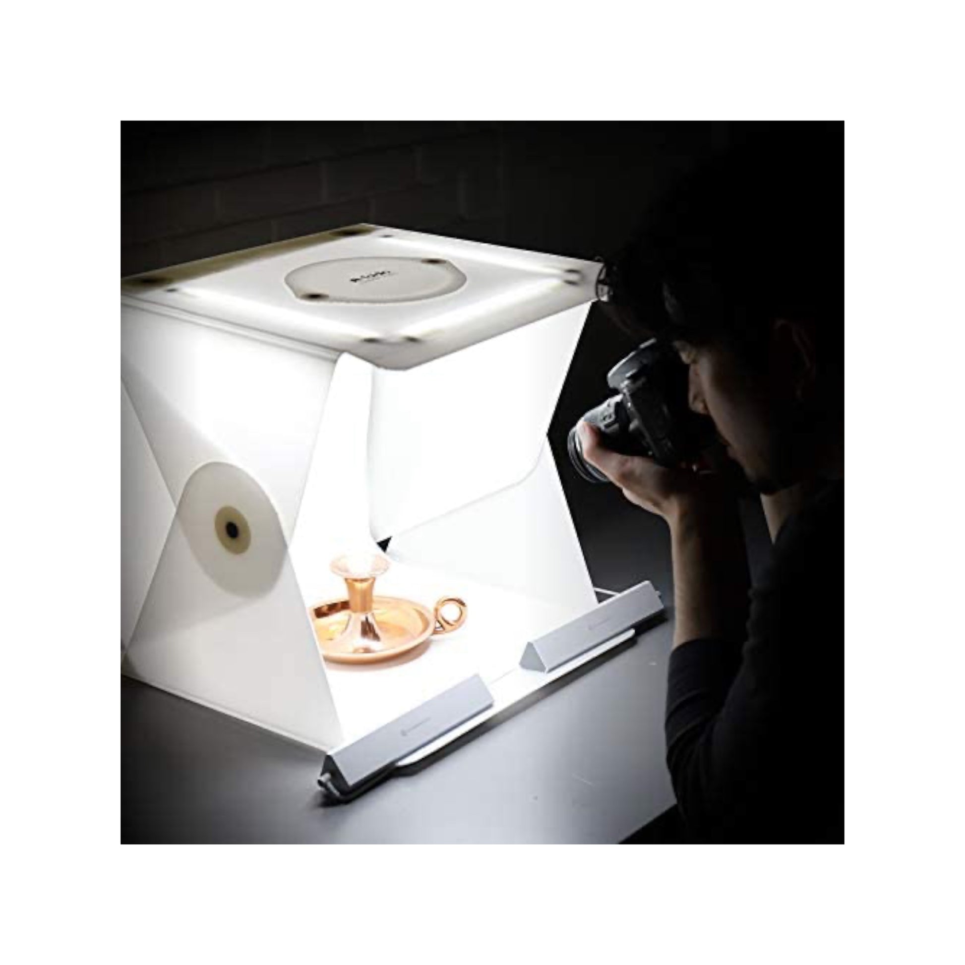 ‫احصل على استديو ORANGEMONKIE Foldio2 Plus من اكس ستور في قطر. إضاءة LED ثلاثية، قابل للطي، مثالي لتصوير احترافي للمنتجات. 