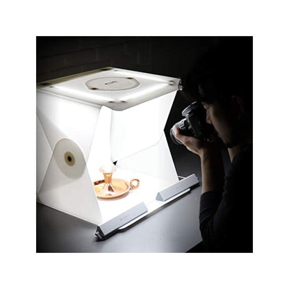 ‫احصل على استديو ORANGEMONKIE Foldio2 Plus من اكس ستور في قطر. إضاءة LED ثلاثية، قابل للطي، مثالي لتصوير احترافي للمنتجات. 