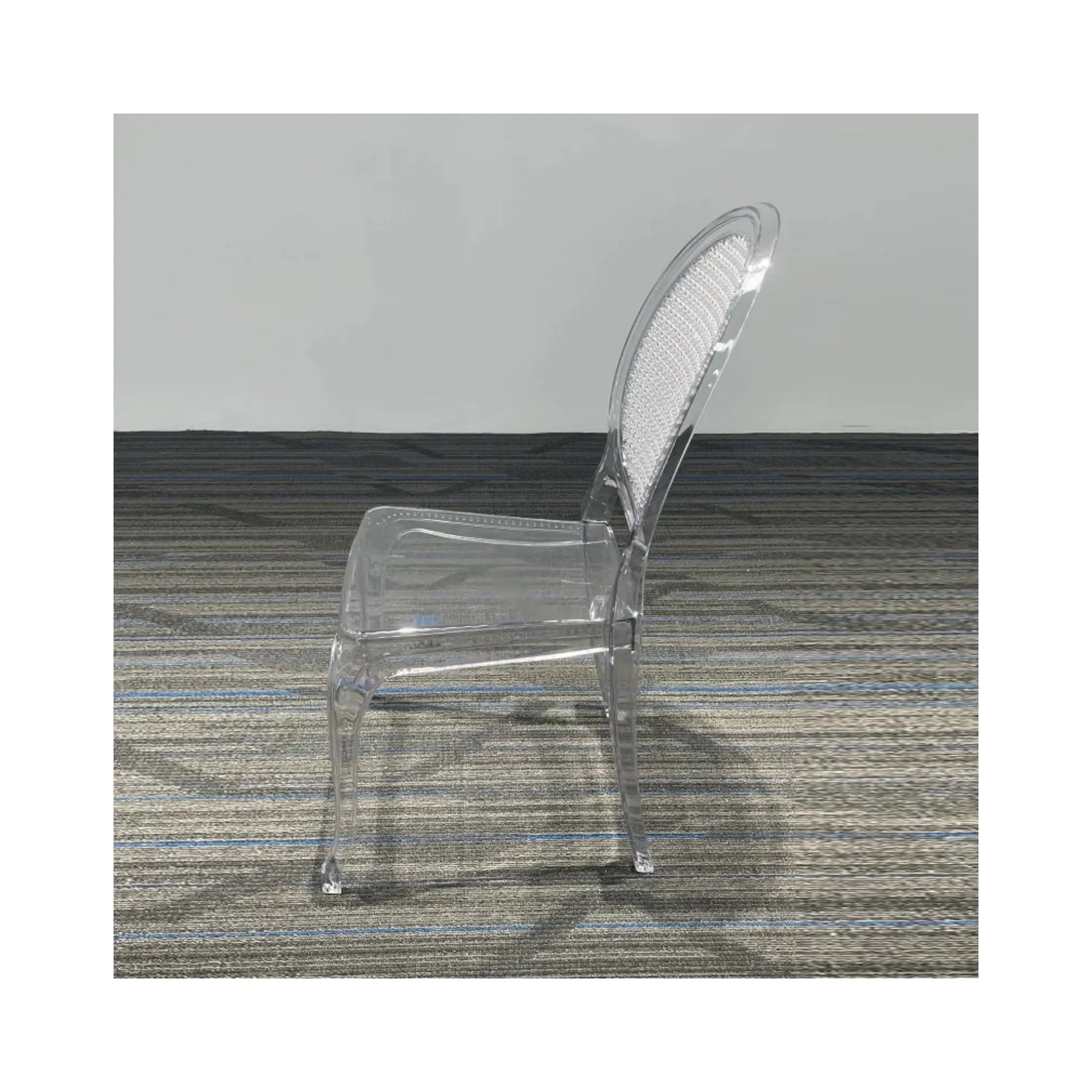 ‫احصل على كرسي شفاف عالي الجودة متوفر الان لدي اكس ستور في قطر. تصميم عصري أنيق لحفلات الزفاف والاستقبالات.