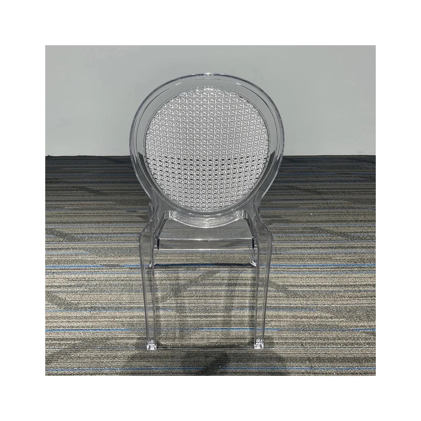 ‫احصل على كرسي شفاف عالي الجودة متوفر الان لدي اكس ستور في قطر. تصميم عصري أنيق لحفلات الزفاف والاستقبالات.