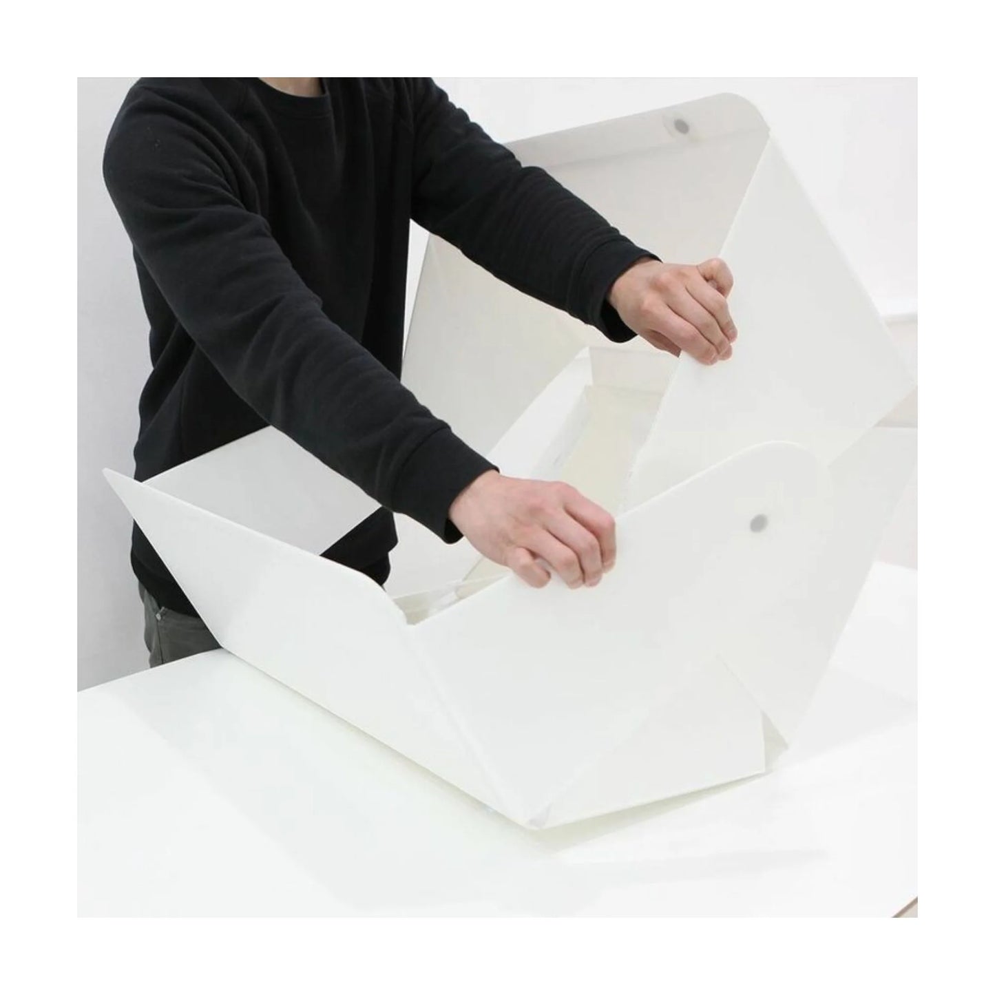 ‫احصل على استديو تصوير ORANGEMONKIE Foldio3 من اكس ستور في قطر. إضاءة LED ثلاثية، قابل للطي، مثالي لتصوير احترافي للمنتجات. 