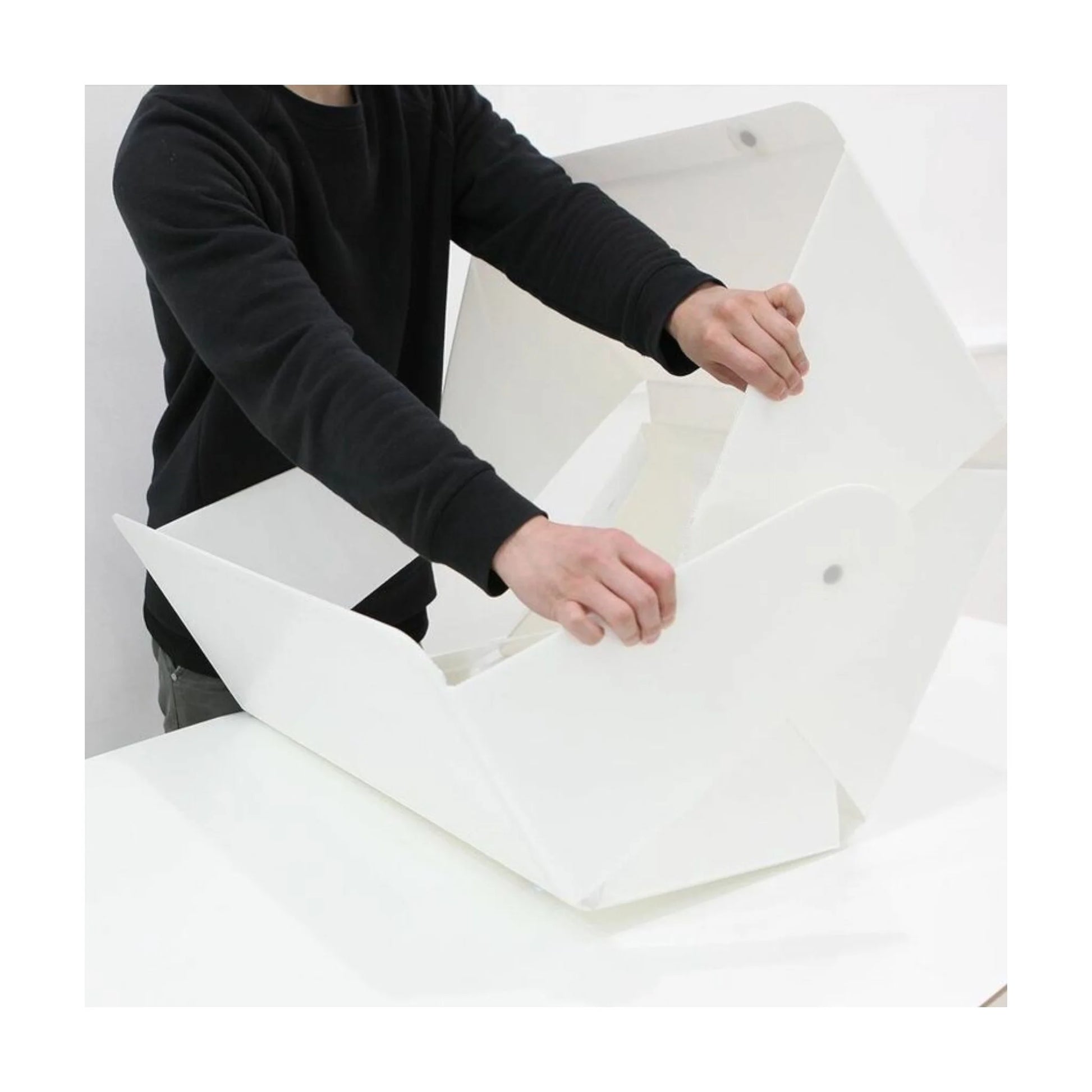 ‫احصل على استديو تصوير ORANGEMONKIE Foldio3 من اكس ستور في قطر. إضاءة LED ثلاثية، قابل للطي، مثالي لتصوير احترافي للمنتجات. 