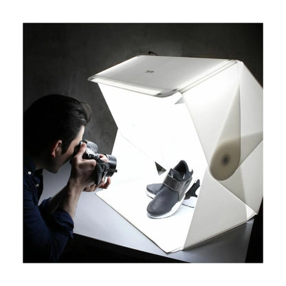 ‫احصل على استديو تصوير ORANGEMONKIE Foldio3 من اكس ستور في قطر. إضاءة LED ثلاثية، قابل للطي، مثالي لتصوير احترافي للمنتجات. 